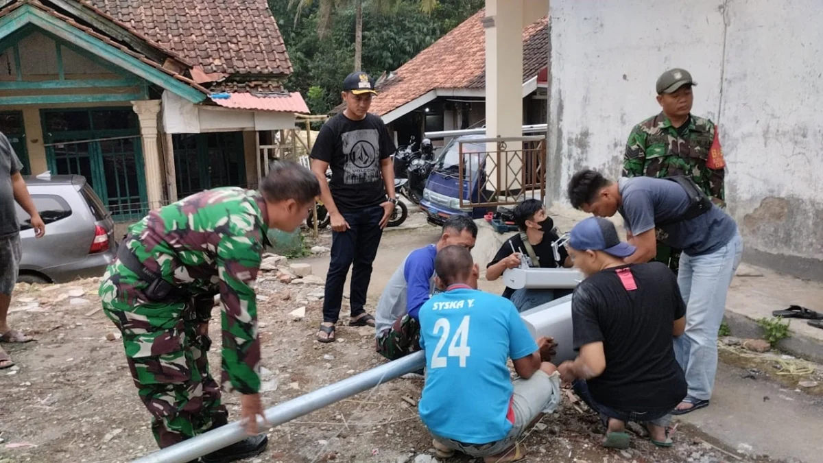 Kodim 0617 Majalengka dan Koramil 1702 Maja membangun menara penguat sinyal di Blok Gunung Windu Desa Cipicung Kecamatan Maja