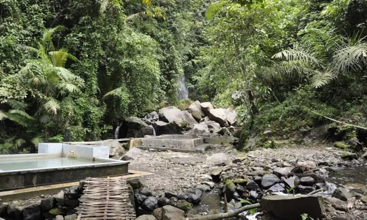 Pemandian air panas di Lembah Cilengkrang, Kuningan Foto: TopanWk