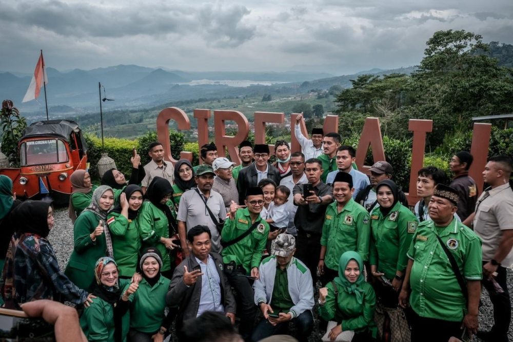 Suasana Gembira Sandiaga Uno Ngawangkong Bersama PPP di Ciremailand Glamping