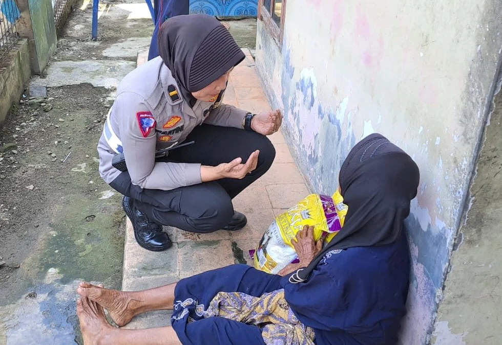 Sambut Ramadhan 2023, Petugas Unit Gakkum Polres Kuningan Santuni Kaum Duafa