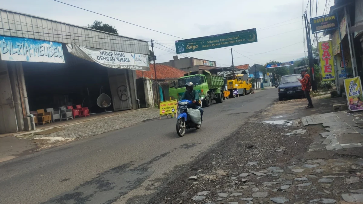 Ruas jalan Majalengka-Talaga-Cikijing segera  diperbaiki dan diperkirakan selesai usai Lebaran. Alat berat untuk memperbaiki jalan sudah mulai berdatangan