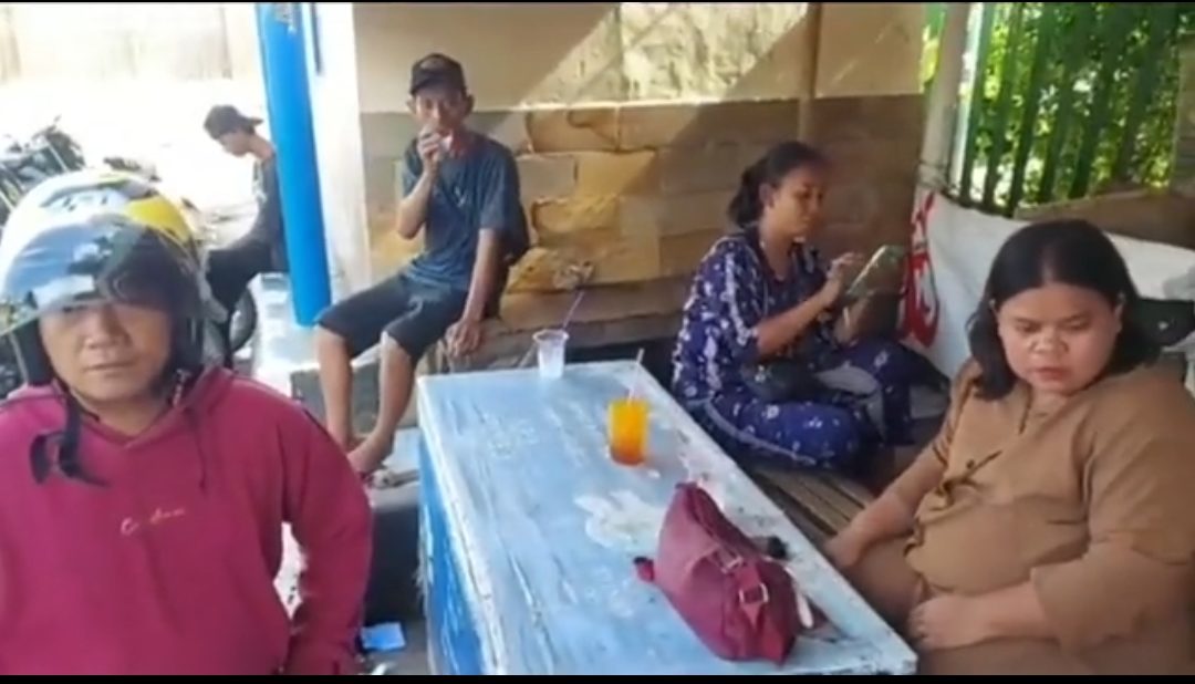 Video viral seorang ibu yang membiarkan anaknya mengemis. -FOTO: SCRENSHOT