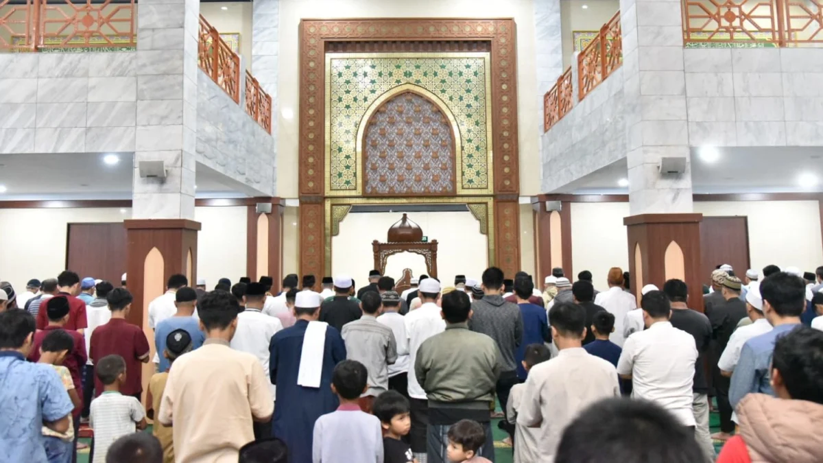 Ramadhan Tiba, Masyarakat Kuningan Antusias Shalat Tarawih di Masjid Agung Syiarul Islam