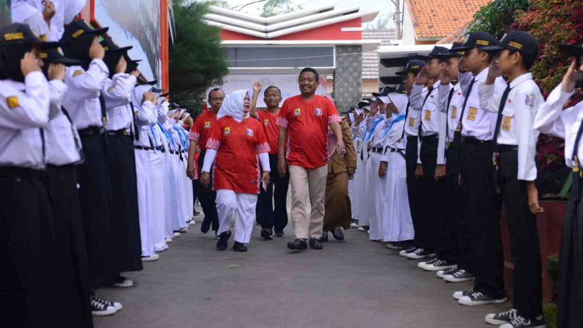 MEMBUKA: Kadisdik Kabupaten Cirebon H Ronianto SPd MM didampingi Kepala SMPN 1 Dukupuntang Hj Tita Budiyati SPd membuka Gebyar Pekan Kreativitas Siswa serta kejuaraan Mini Soccer sewilayah III Cirebon, Selasa 14 Maret 2023. --FOTO: SMPN DUKUPUNTANG FOR RADAR CIREBON