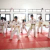 Taekwondo Indonesia atau TI Kota Cirebon gelar UKT atau ujian kenaikan tingkat. Kegiatan tersebut digelar pada hari Minggu 19 Maret 2023. --FOTO: TI FOR RADAR CRIEBON