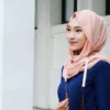 baju biru dongker cocok dengan jilbab warna apa