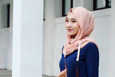 baju biru dongker cocok dengan jilbab warna apa