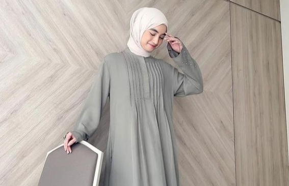 baju abu abu cocok dengan jilbab warna apa