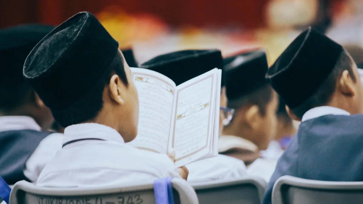 Membaca AL-Qur'an Foto: Pok Rie/Pexels.com - Radarcirebon.id