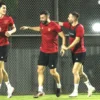 Trio pemain naturalisasi, dari kiri, Elkan Baggott, Jordi Amat, dan Marc Klok saat berlatih di lapangan luar Jakarta International Stadium (JIS), Jakarta Utara.