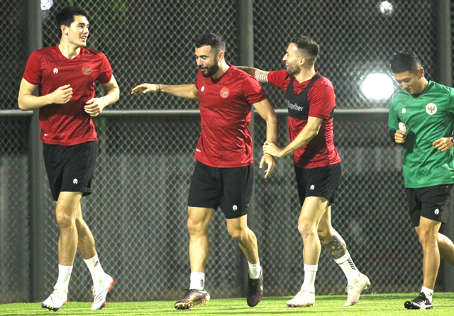 Trio pemain naturalisasi, dari kiri, Elkan Baggott, Jordi Amat, dan Marc Klok saat berlatih di lapangan luar Jakarta International Stadium (JIS), Jakarta Utara.