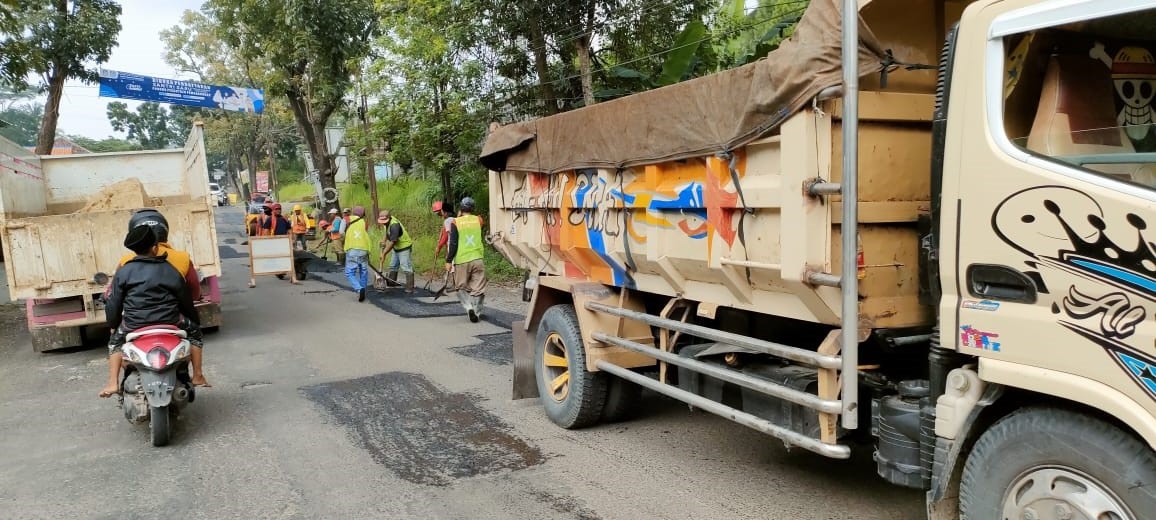 Pengemudi awak angkutan mendesak Pemprov Jabar untuk segera menyelesaikan perbaikan jalan berupa penghotmixan atau pengaspalan ulang agar bisa dilalui dengan nyaman