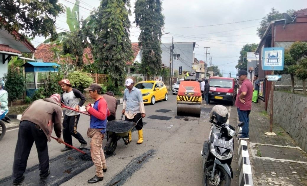 AMAN ! Persiapan Mudik Lebaran 2023, Perbaikan Jalan di Kuningan Dikebut