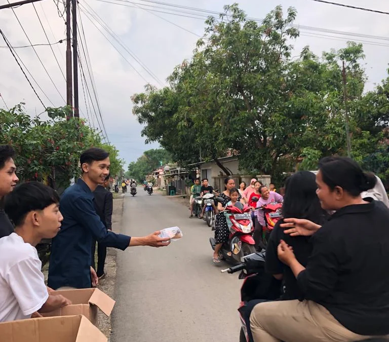 Karang Taruna Berbagi Takjil