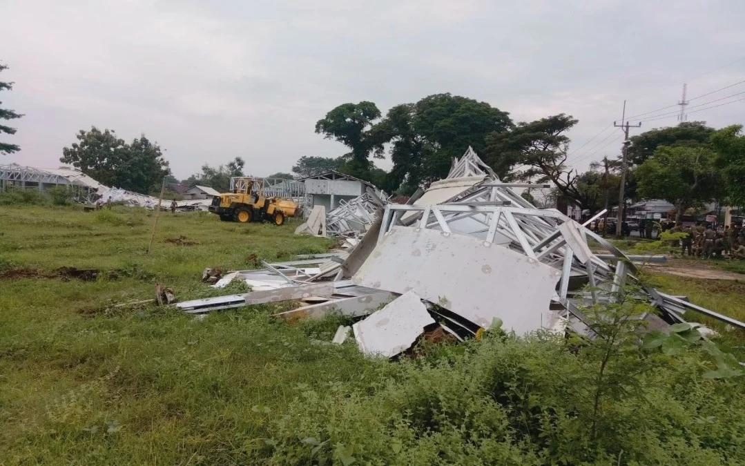 Material bekas bagunan pasar darurat di lahan bekas Pasar Lawas Majalengka yang dibongkar satuan polisi pamong praja (Satpol PP) Kabupaten Majalengka