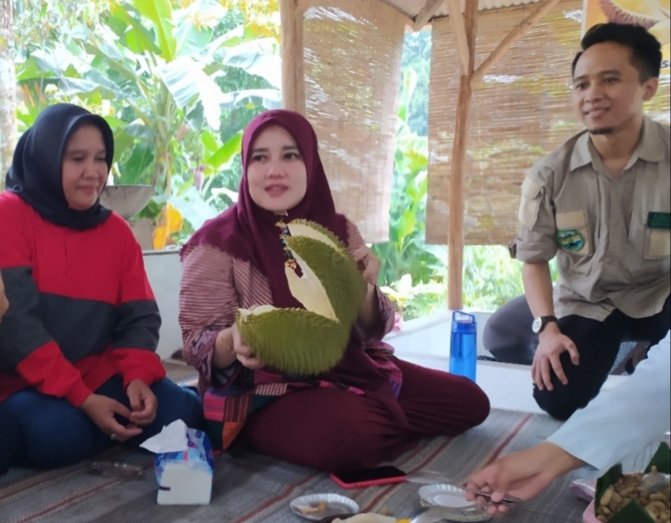 ibu wagub jabar suka durian sinapeul majalengka