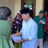 Idham Arsyad mewakili Gus Muhaemin membagikan zakat mal