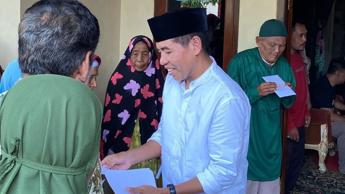 Idham Arsyad mewakili Gus Muhaemin membagikan zakat mal