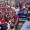 Seorang Pangkas rambut di Stadion Sumber Foto. Dream.co.id