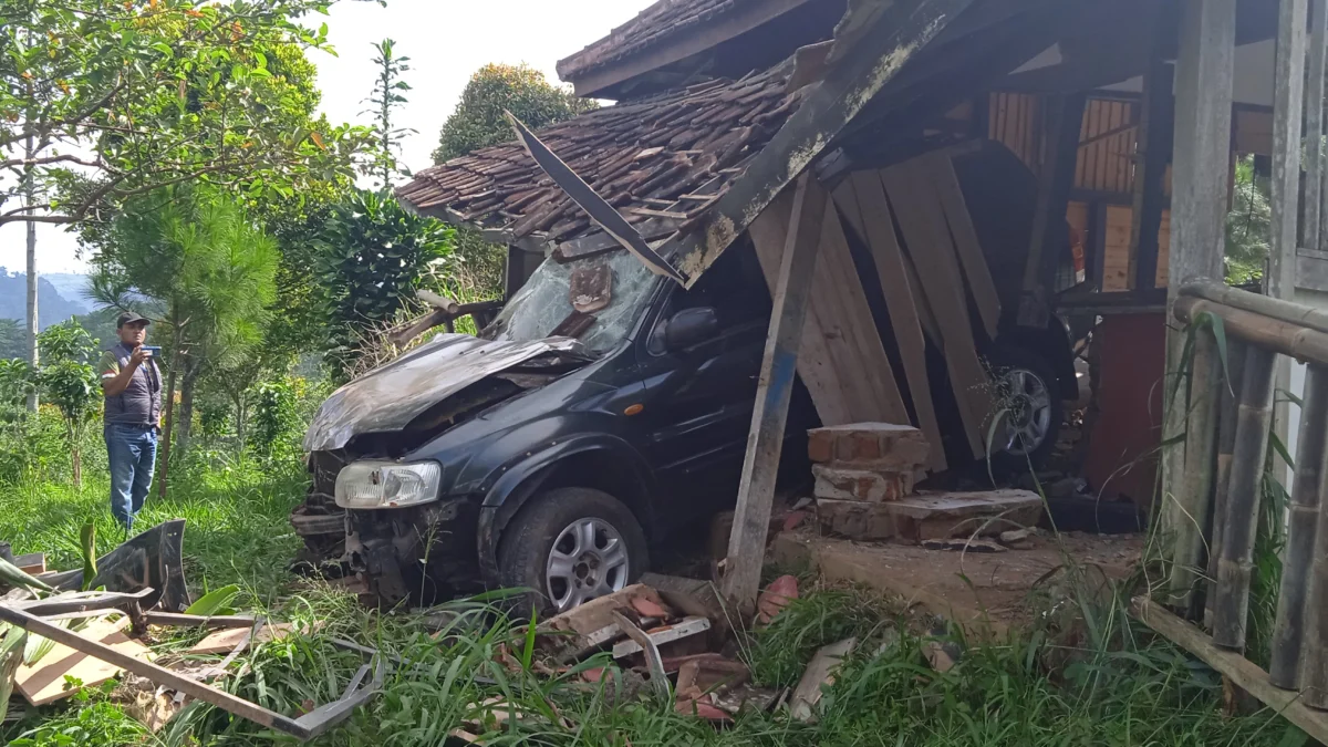 Kecelakaan tunggal menabrak Saung HKTI