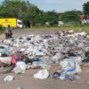 buang sampah di jalan