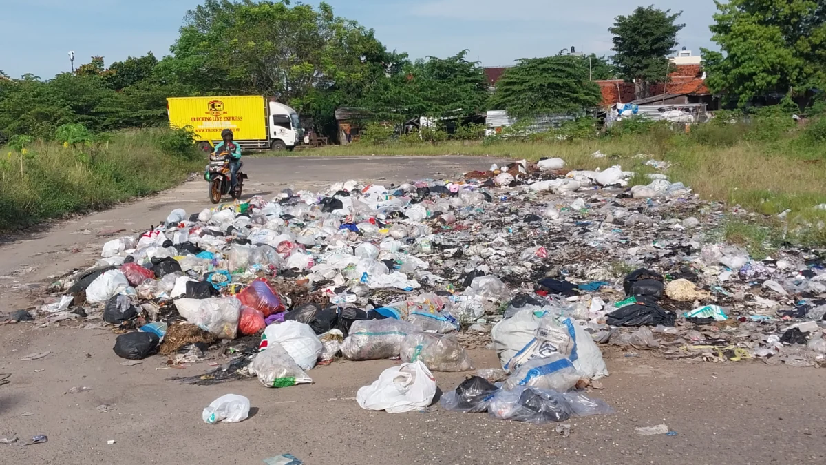 sampah berserakan di jalan