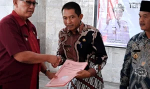 Bupati Kuningan H Acep Purnama menyerahkan perbup batas desa