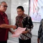 Bupati Kuningan H Acep Purnama menyerahkan perbup batas desa