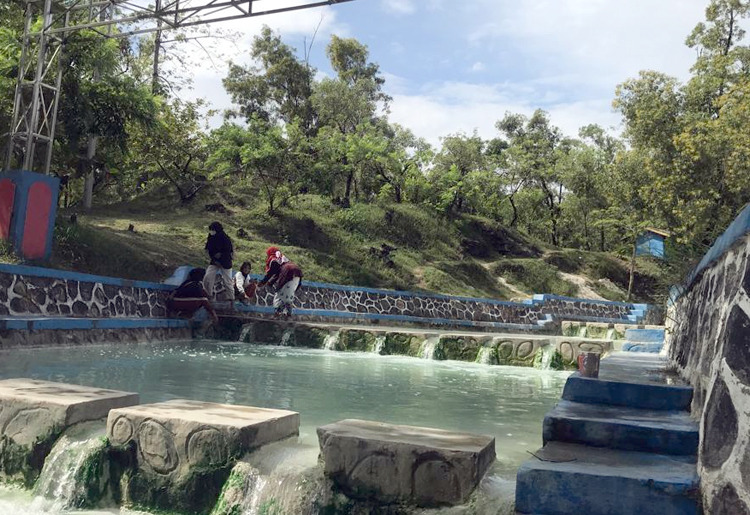 HANYA BAYAR PARKIR! Objek Wisata Pemandian Air Panas Palimanan Cirebon, Bisa Healing Sambil Terapi