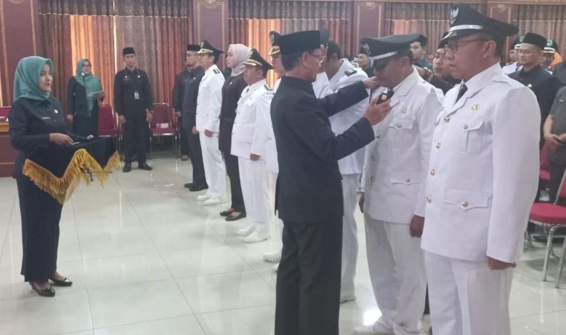 Bupati Majalengka H Karna Sobahi menggelar mutasi besar-besaran, tercatat ada sekitar 129 pejabat yang terkena mutasi dan rotasi dari eselon II, III, dan IV. Kegiatan tersebut digelar di Gedung Yudha Abdi Negara Pemkab Majalengka, Jumat 5 Mei 2023 kemarin/