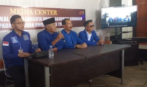 Ketua DPD PAN Kuningan H Uba Subari saat konferensi pers