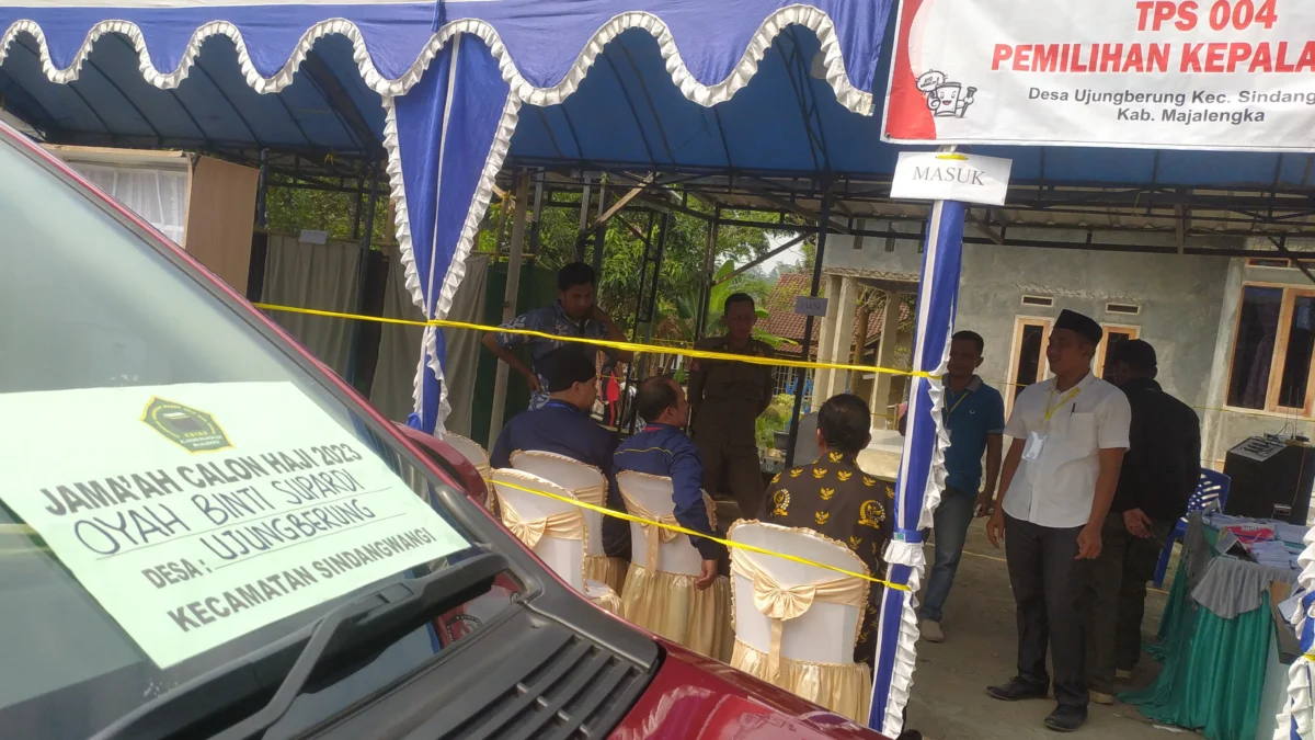 Kegiatan pemungutan suara Pilkades Ujungberung kalah meriah dengan prosesi pelepasan haji di desa tersebut yang lokasinya persis tak jauh dari lokasi TPS