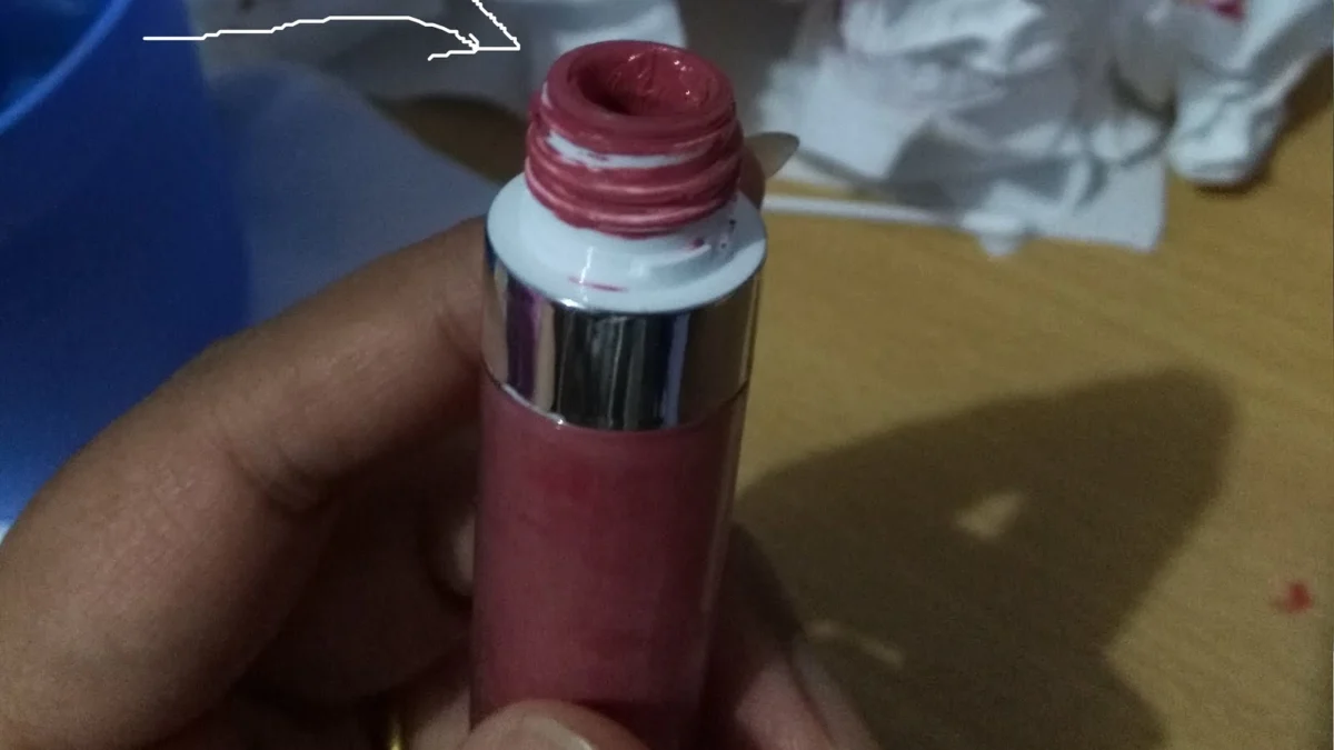 ilustrasi lipstik habis