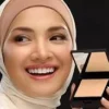 5 Cara memilih bedak padat yang benar agar make up terkunci maksimal.