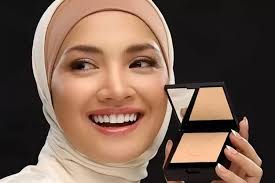 5 Cara memilih bedak padat yang benar agar make up terkunci maksimal.