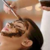 Cara mencerahkan wajah seketika dengan masker air mawar dan kopi.