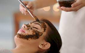 Cara mencerahkan wajah seketika dengan masker air mawar dan kopi.