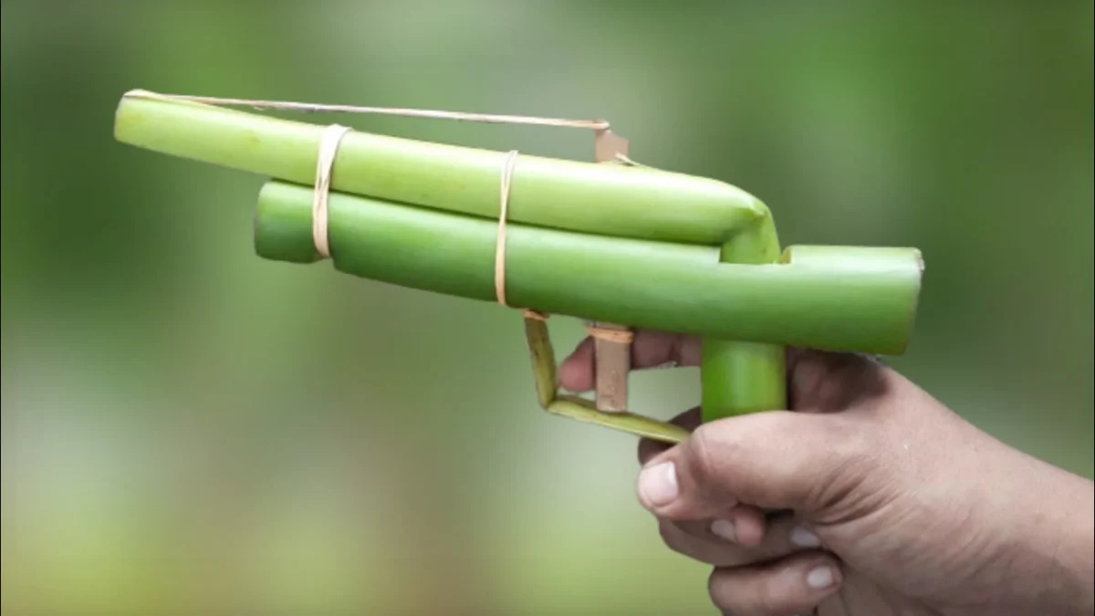 Tembakan dari pelepah pisang 