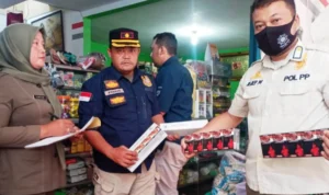 petugas gabungan razia rokok ilegal