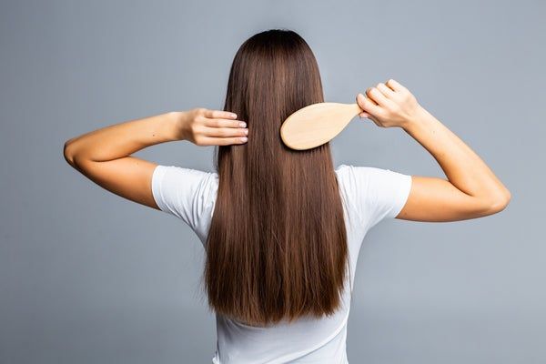 Cara pakai minyak zaitun agar rambut mengkilau yang benar.