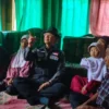 Bupati Majalengka Dr H Karna Sobahi MMPd langsung menyambangi rumah Amel untuk memberikan bantuan, Senin (12/6) kemarin