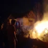 pabrik kerupuk ludes terbakar 2)