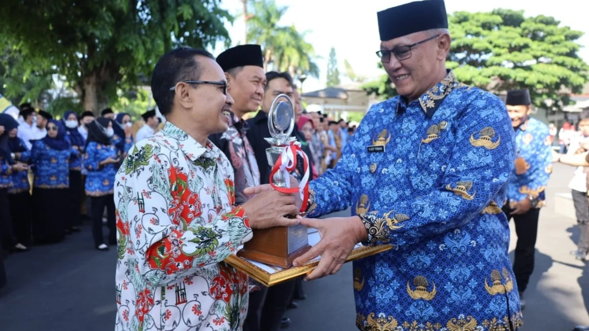 penyerahan penghargaan kepada koperasi berprestasi dalam peringatan hari koperasi ke 76