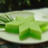 RESEP PUDING SANTAN PANDAN YANG WARNA HIJAUNYA LUCU DAN MENYEGARKAN