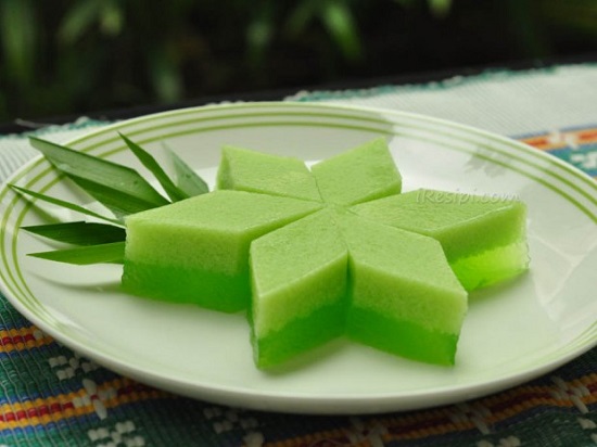 RESEP PUDING SANTAN PANDAN YANG WARNA HIJAUNYA LUCU DAN MENYEGARKAN