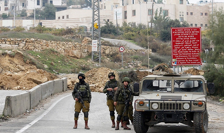 Tentara Israel berjaga di kota Hebron