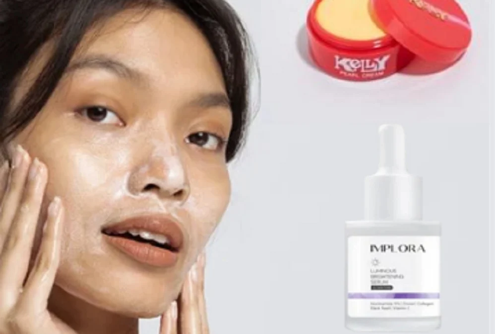 Cara Mencerahkan Wajah Pakai Bedak Kelly dan Serum Implora, Lakukan Ini Agar Cepat Glowing!