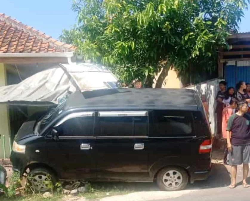 mobil dinas jenis menabrak sebuah warung