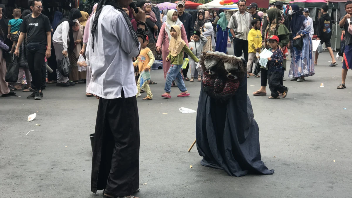 Sambil Ngamen, Kang Amok Lestarikan Seni Berokan di Car Free Day Sumber