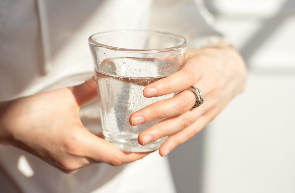 VIRAL LARANGAN MINUM SETELAH MAKAN! Yuk, Cek Aturan Minum yang Benar